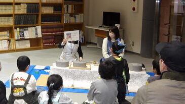 石臼の話を聞いている様子