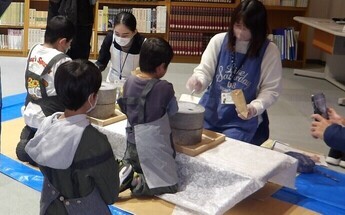 石うすを挽いている様子